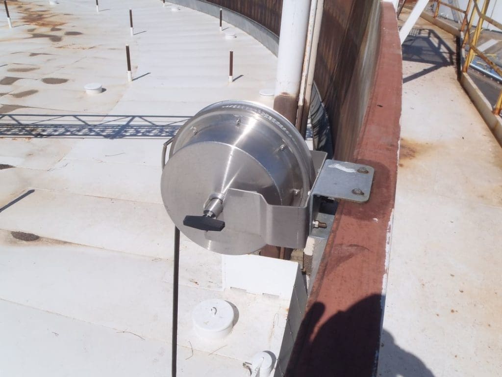 Floating roof tank earthing